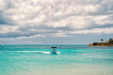 Bulutlu gökyüzü, antigua üzerinde Karayip denizinde motorlu tekne