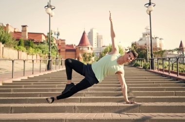 Merdivenlerde egzersizleri yapıyor adam atlet