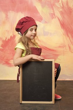 Şef çocuk önlük renkli arka plan üzerinde.