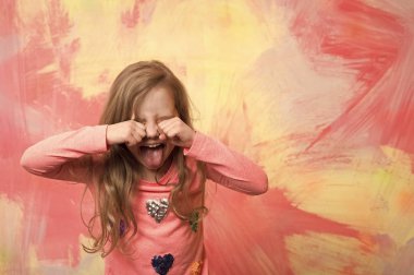 kız ya da küçük çocuk göstermek dil duygusal yüzünde