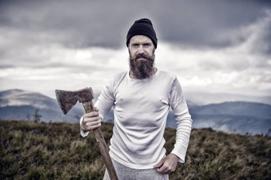 Adam dağ manzarası kürsüye balta ile hipster sakallı