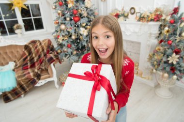 Keşke. Xmas önce sabah. Küçük kız. Yeni Yılınız Kutlu Olsun. Kış. Xmas online alışveriş. Aile tatili. Noel ağacı ve hediyeler. Çocuk keyfini çıkarın tatil