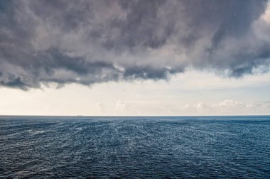 bulutlu gökyüzü ile doğa deniz manzarası