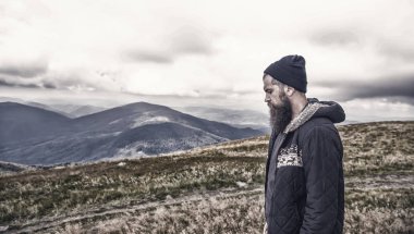 Hipster dağlar, ciddi bir yüz ile.