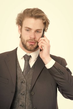 Ciddi sakallı bir menajer..