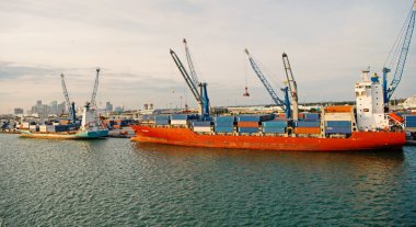Kargo gemisi Miami Harbor'da vinç ile deniz üzerinde.