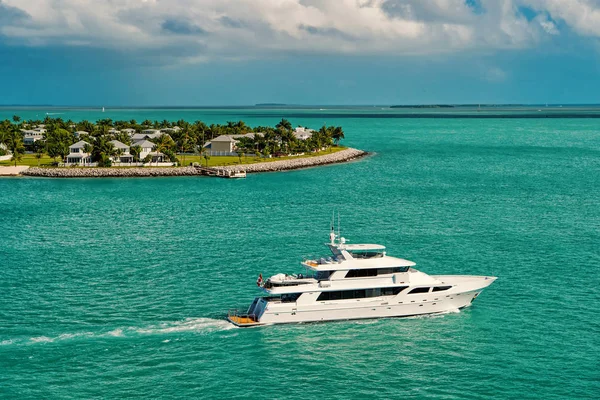Туристичні яхти пропливають повз зелений острів на Кі-Уест, Флорида — стокове фото