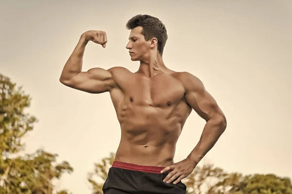 Fisiculturista mostrando músculos, bíceps e tríceps — Fotografia de Stock