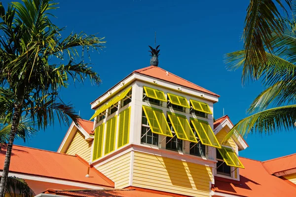 复与开放黄色窗口百叶窗在拿骚, 巴哈马 — 图库照片