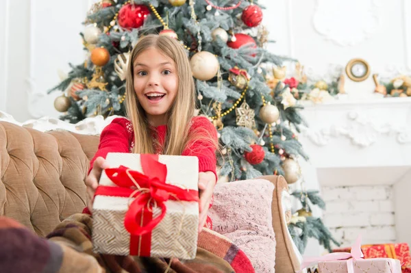 Look at that. Child enjoy the holiday. Happy new year. Winter. xmas online shopping. Family holiday. Christmas tree and presents. The morning before Xmas. Little girl — Stock Photo, Image