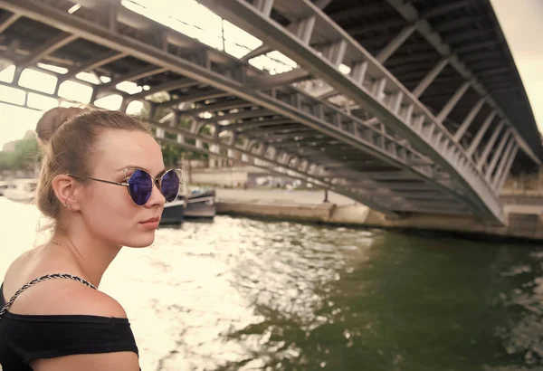 Femme sous pont à Paris, France — Photo