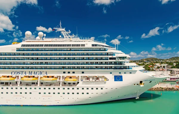 Cruiseschip die Costa Magica aangemeerd in de haven aan zee, antigua — Stockfoto