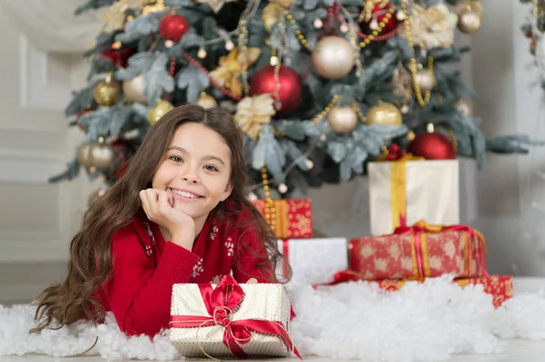 어린 아이 소녀 크리스마스를 선물을 좋아한다. 새해 복 많이 받으세요. 크리스마스에 작은 행복 소녀. 크리스마스입니다. 아이 휴가 즐길 수 있습니다. 크리스마스 전에 아침입니다. 새 해 휴일입니다. 크리스마스 판매입니다. 크리스마스 재미 — 스톡 사진
