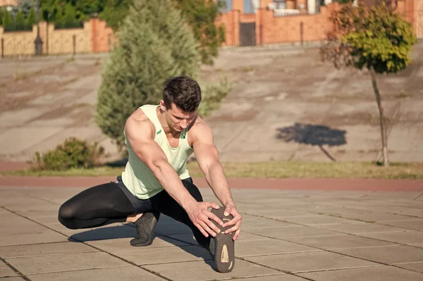 Macho in trainingspak op stedelijk landschap passen — Stockfoto