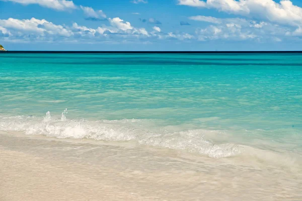 Strand am Meer oder Meer in st johns, antigua. — Stockfoto