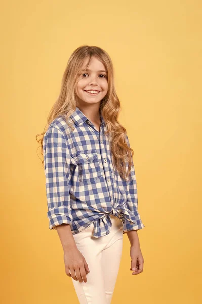 Menina em camisa xadrez azul no fundo laranja — Fotografia de Stock