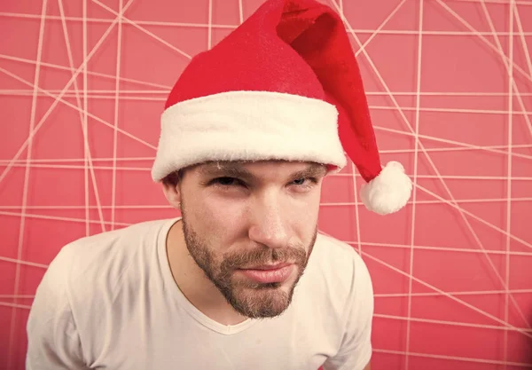 Homme Père Noël avec visage barbu en chapeau de Noël rouge — Photo
