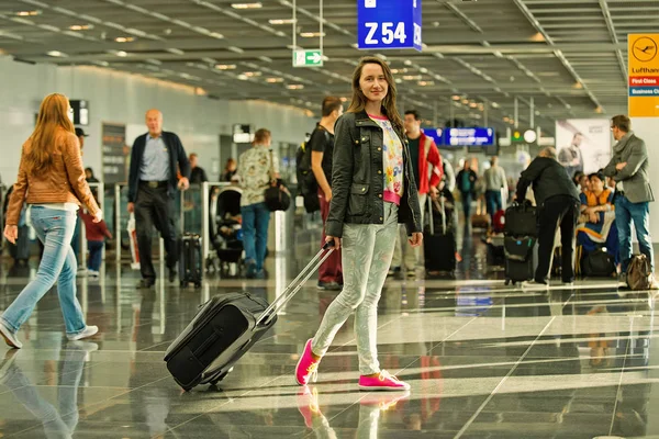 Nő áll a fekete utazótáska airport, Németország — Stock Fotó