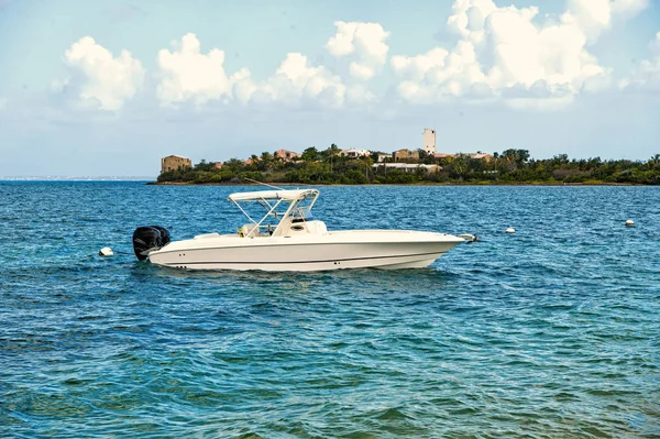 Motorboat at anchor in sea in Philipsburg, St Maarten — Stock Photo, Image