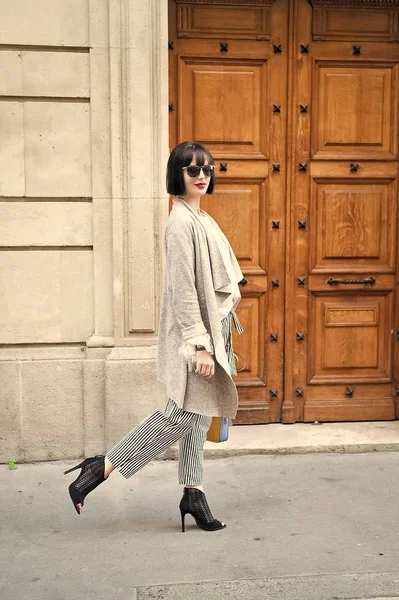 Парижская девушка в модных очках с сумкой ходить на открытом воздухе — стоковое фото