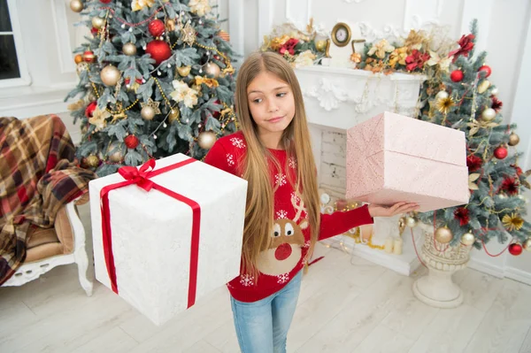 ヒイラギがある陽気なクリスマス。子供では、休暇をお楽しみください。クリスマス ツリーとプレゼント。明けましておめでとう。冬。クリスマスのオンライン ショッピング。家族の休日。クリスマス前に朝。悲しい少女 — ストック写真