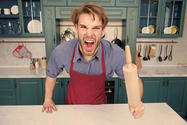 Чоловік шеф-кухар в фартусі кричить з гнівом з прокатним штифтом — стокове фото