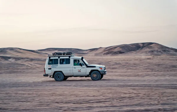 Véhicule Offroad 4x4 dans le désert, Hurghada, Egypte — Photo