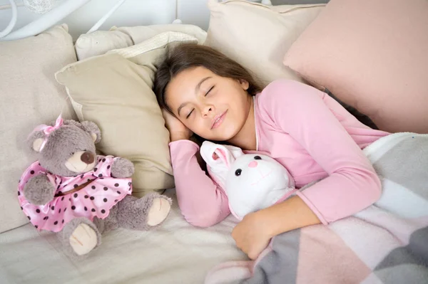 Little child girl with xmas gift. happy new year. Christmas shopping. waiting for santa. Winter. small girl sleeping at home. christmas family holiday. The morning before Xmas. Sleep. Great present — Stock Photo, Image