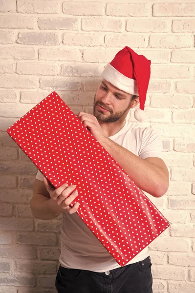 Mannen i santa hatt röd jul närvarande rutan Öppna — Stockfoto