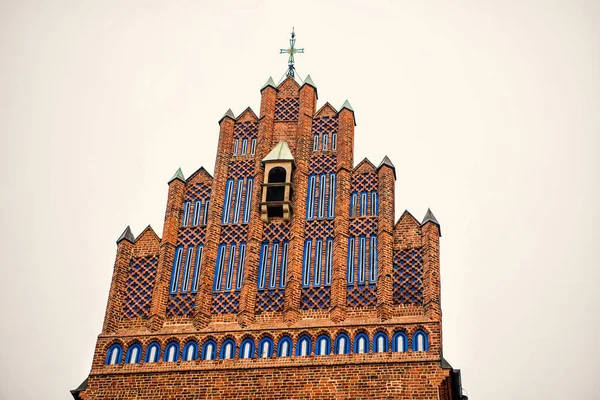 Facciata della chiesa con croce sulla parte superiore in artiglio battuto, Polonia — Foto Stock