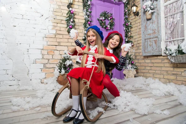 Todos recibirán un regalo. Niño disfrutar de las vacaciones. Feliz año nuevo. El invierno. compras en línea de Navidad. Vacaciones familiares. Árbol de Navidad y regalos. La mañana antes de Navidad. Niñas en trineo — Foto de Stock