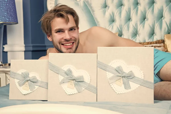 Macho Lächeln Mit Geschenkboxen Auf Dem Bett Schlafzimmer Box Day — Stockfoto