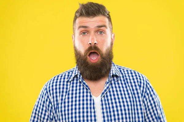 Homem hipster barbudo com rosto espirrando olhos abertos fechar o fundo amarelo. Espirro de hipster brutal. Conceito de alergia. Tome medicamentos para alergias. Não consigo parar de espirrar. Eu vou espirrar. — Fotografia de Stock