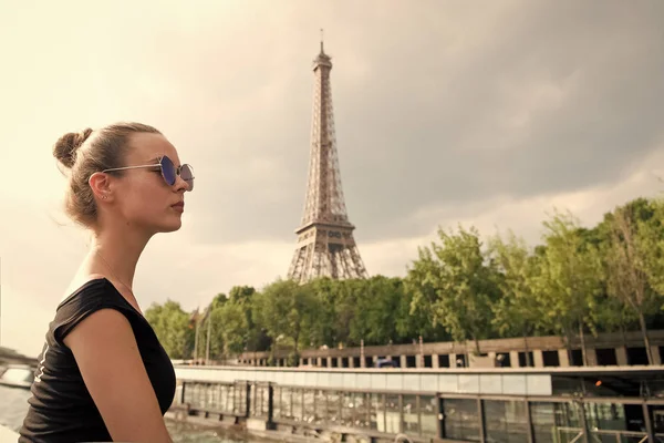 Дівчина дивиться на Ейфелеву вежу в Парижі (Франція). — стокове фото