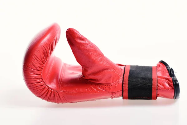 Kırmızı renkli boks eldivenleri beyaz arkaplanda izole edildi. — Stok fotoğraf