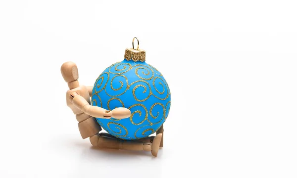 Abraçar brinquedo de Natal favorito. Bola de decoração de Natal de abraço de brinquedo de corpo humano de madeira. Jogar jogo. Conceito de entretenimento de Natal. Decorações de Natal no fundo branco fechar — Fotografia de Stock