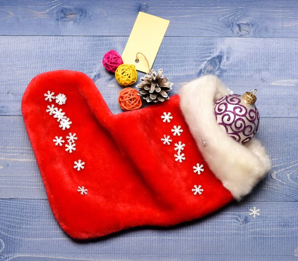 Calcetín navideño de madera tonificada vista superior del fondo. Llena los calcetines con regalos o regalos. Celebra la Navidad. Pequeños artículos que almacenan rellenos o rellenos pequeños regalos de Navidad. Contenido de la media navideña — Foto de Stock