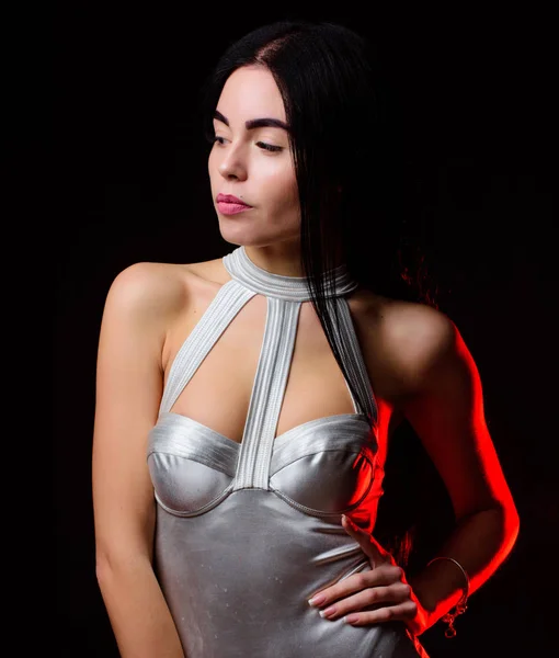 Senhora usar sexy nave espacial uniforme fundo preto. Conceito de moda futurista. Mulher usar roupa de corpo de prata lingerie. Modelo de moda de tempo futuro. Menina atraente corpo desgaste futurista moda lingerie — Fotografia de Stock