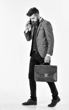 Üzgün yüz, smartphone ve evrak çantası ile çalışan.