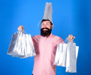 Toplam satış konsepti. Adam çok alışveriş torbaları ile sakallı hippi. İndirim karşı koyamadım. Üstünde siyah Cuma alışveriş. Mutlu grup kağıt torbalar ile alışveriş. Karlı bir anlaşma. Alışveriş bağımlısı tüketici