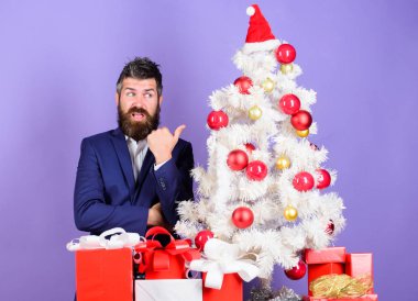 Denetim listesi Noel hazırlığı. Noel hediyeleri ve dekorasyonlar. Nasıl korku veren ofis Noel partisi düzenlemek için. Hazırlık ve kutlama. Sakallı hippi giyim resmi takım elbise Noel ağacı yakınındaki
