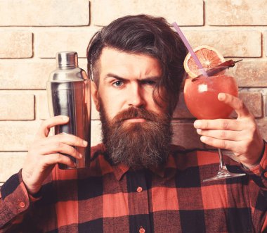 Sakallı barmen, şık saçlı ve sert yüzlü.