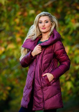 Nasıl ceket almak. Kirpi balığı moda kavramı. Profesyonel stilist tavsiye. Kadın ilave birim ceket giymek. Kız moda sarışın yürüyüş sonbahar park. Ceketler herkesin olmalı. Satın almak için en iyi kirpi ceket
