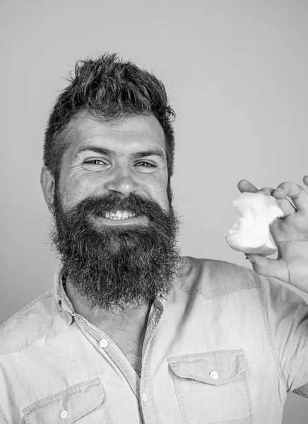 Jeden Tag Apfel essen. Mann gut aussehende Hipster langen Bart Apfel essen. Hipster hungrig fast gegessen Apfelstumpf. Der Mensch ernährt sich von Obst. Vitamin-Konzept. Obst gesunde Snack immer gute Idee — Stockfoto