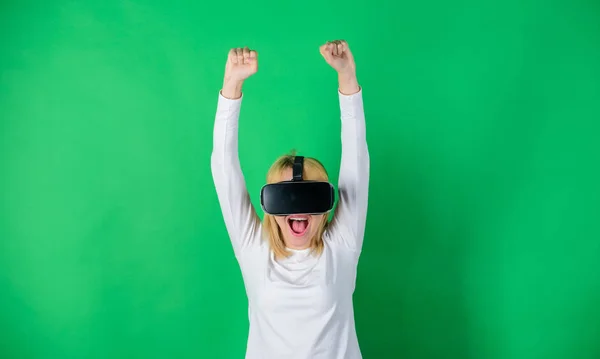 A nő segítségével virtuális-valóság sisak. 3D-s technológia, virtuális valóság, szórakozás, virtuális térben, és az emberek koncepció. Fiatal nő segítségével egy virtuális-valóság sisak fogalmi hálózati vonalak. — Stock Fotó