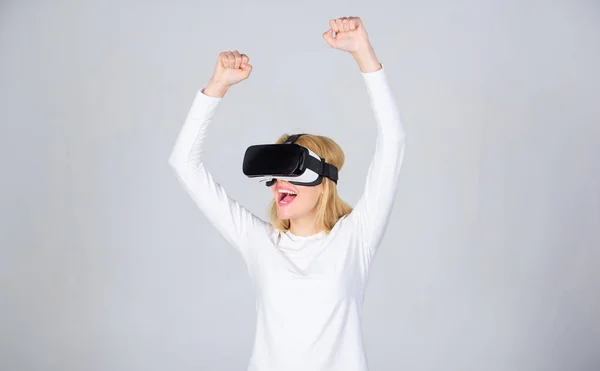 Porträt einer Frau in weißer Bluse mit Virtual-Reality-Brille auf dem Kopf isoliert auf grauem Hintergrund. Frau mit Virtual-Reality-Headset. Frau genießt cyber spaß erfahrung im vr. — Stockfoto
