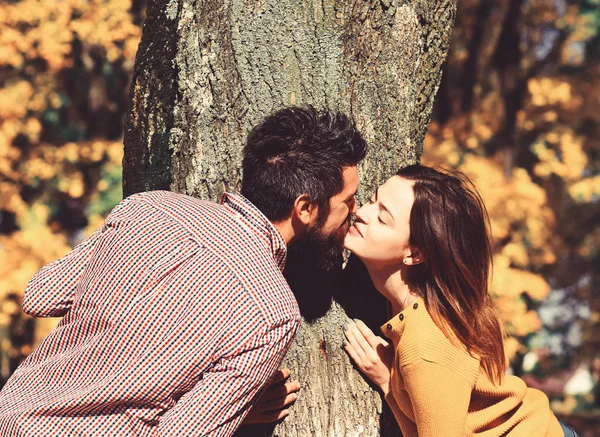 Молодая пара целуется с любовью в природе — стоковое фото
