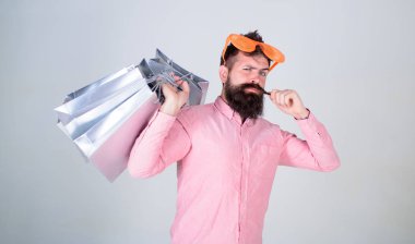 Mutlu grup kağıt torbalar ile alışveriş. Alışveriş bağımlısı tüketici. Adam hipster giyim güneş gözlüğü tutun grup alışveriş torbaları sakallı. Nasıl sonraki tatil için hazır olun. Üstünde siyah Cuma alışveriş