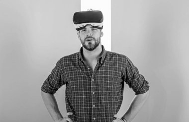 Adam tıraşsız adam Vr gözlük, pembe arka plan ile. Hipster modern teknolojiler eğlence için kullanın. VR teknolojisi kavramı. Adam Vr gözlük veya baş ile ekran monte. Sanal gerçeklik keyfini çıkarın