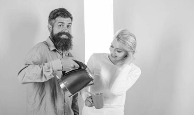 Güzel bir sabah birlikte zevk. Elektrikli su ısıtıcısı ve kupa sabah kahve içmek hazır kadınla olan adam. Enerji ücret favori sıcak bir içecek al. İlk iş onlar her sabah sıcak içecek hazırlamak